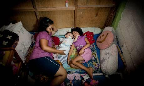 La crisi della salute dei neonati in Indonesia e gli affari dei produttori di latte in polvere